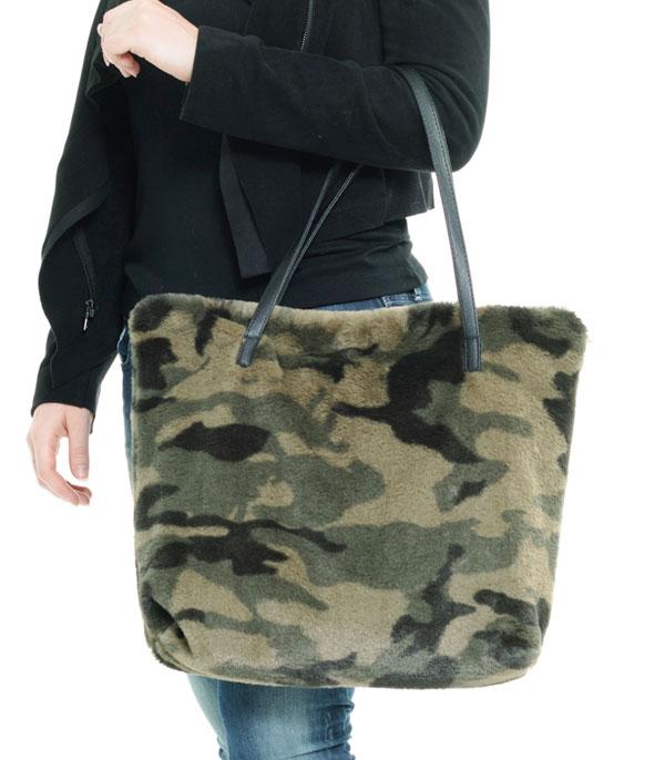 <font color=black>SALE ITEMS</font> :: HANDBAGS | TRAVEL :: Wholesale Camo Print Soft Fuzzy Tote